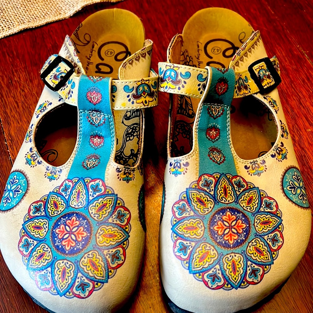 Calceo printed clogs